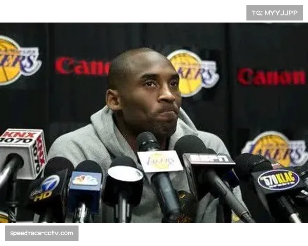 特写镜头：教练暂停时对球员布置战术的严肃神情